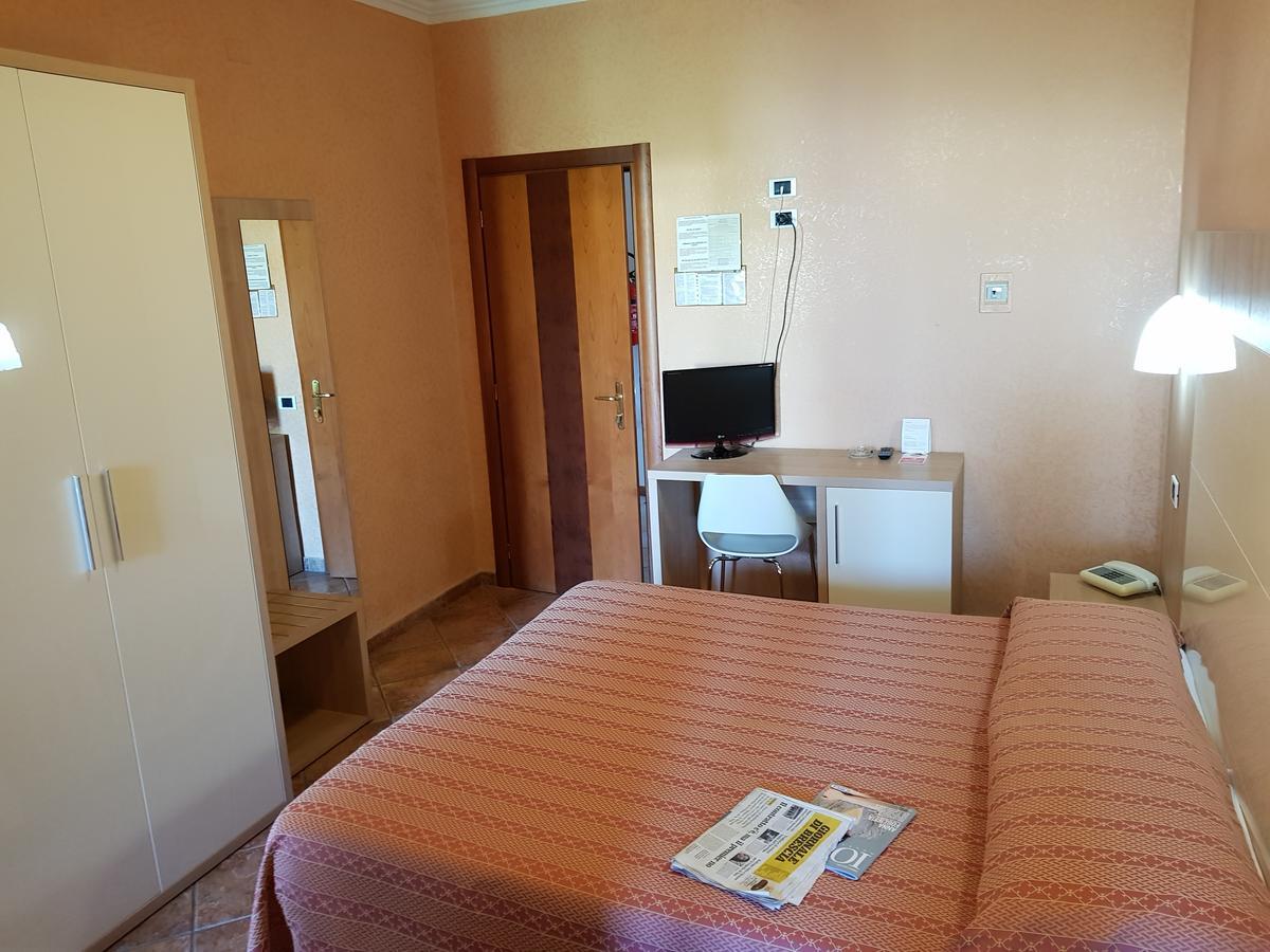 פאדנג'ה סול גארדה Hotel Francesco מראה חיצוני תמונה